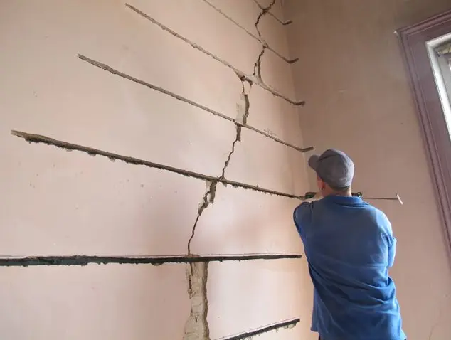 معالجة تشققات الجدران بالخرج